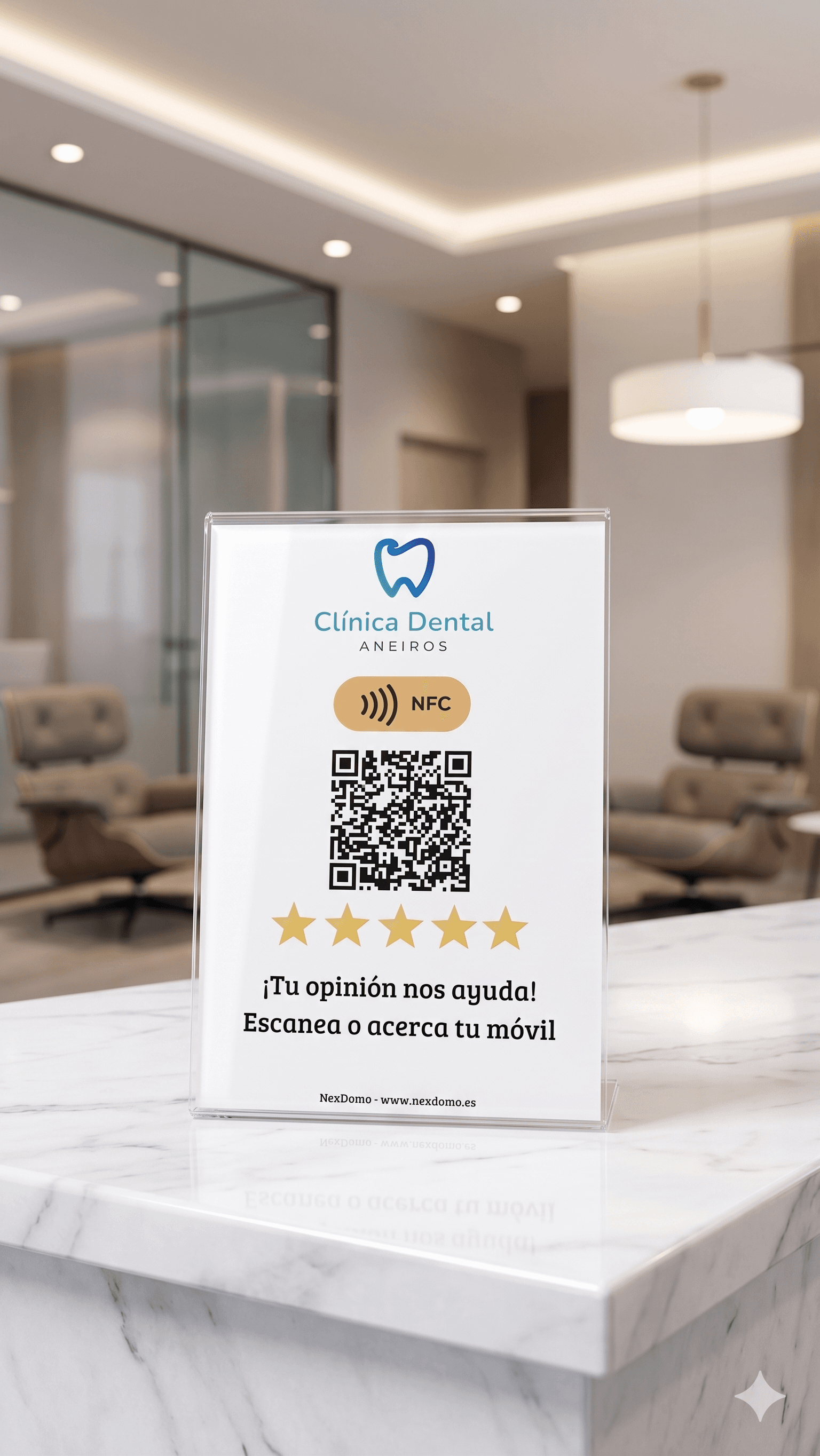 Smart Review Frame formato Pequeño — atril de metacrilato NFC+QR sobre mostrador